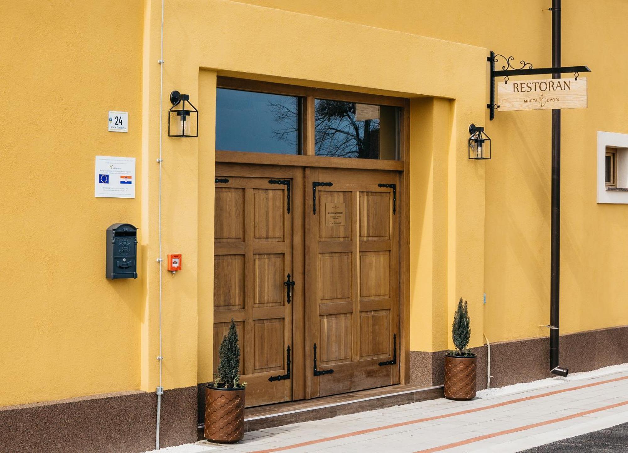 Pansion Mihica Dvori Hotel Babina Greda Exterior foto